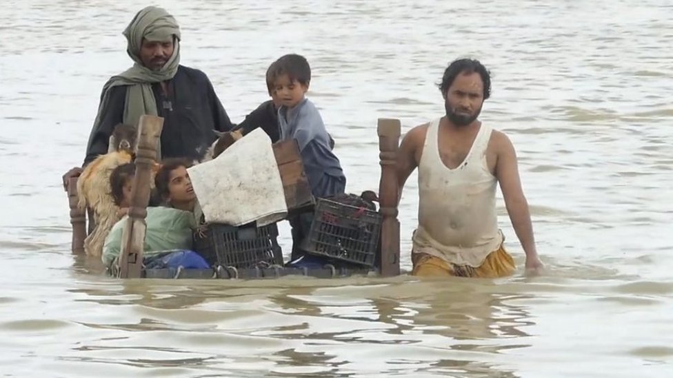 السلطات الباكستانية تكافح لمنع غمر ضفاف أكبر بحيرة في البلاد