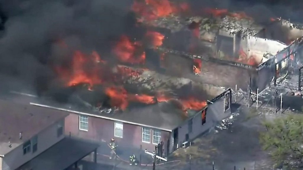 Wildfire tears through homes in Texas