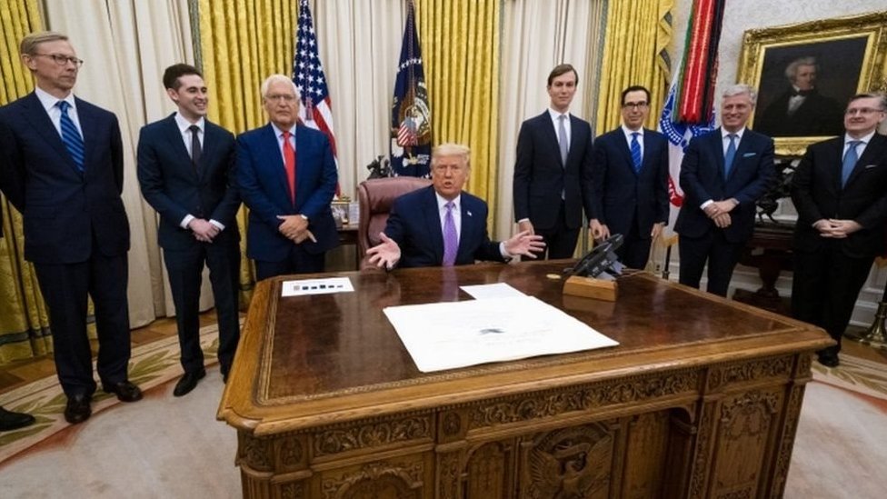 الرئيس الأمريكي دونالد ترامب في مكتبه وسط معاونيه