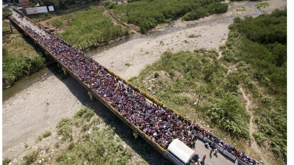 Foto aérea de ponte cheia de migrantes venezuelanos tentando entrar na Colômbia