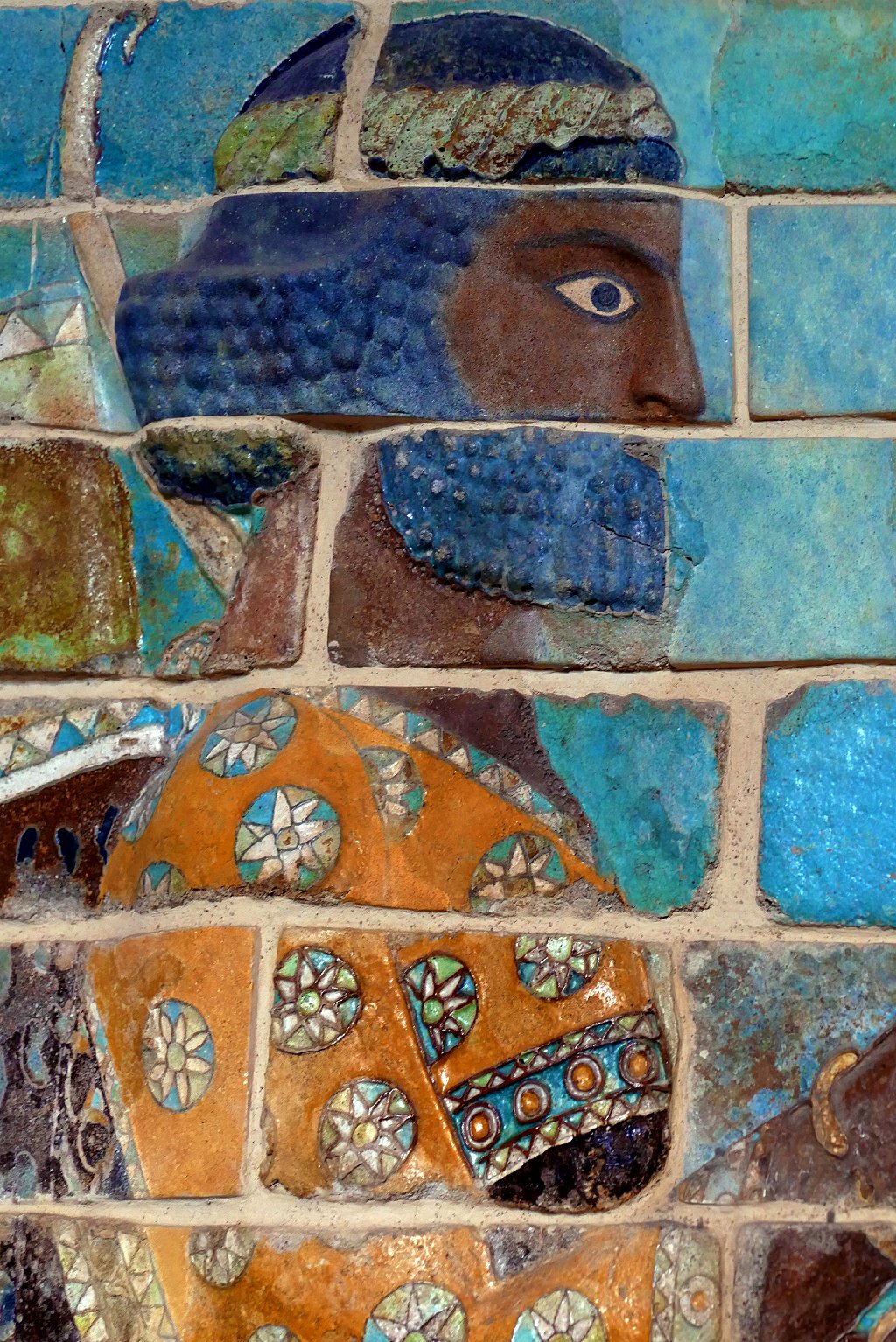Detalle de un friso que representa arqueros, del palacio aqueménida de Darío I en Susa, Irán.