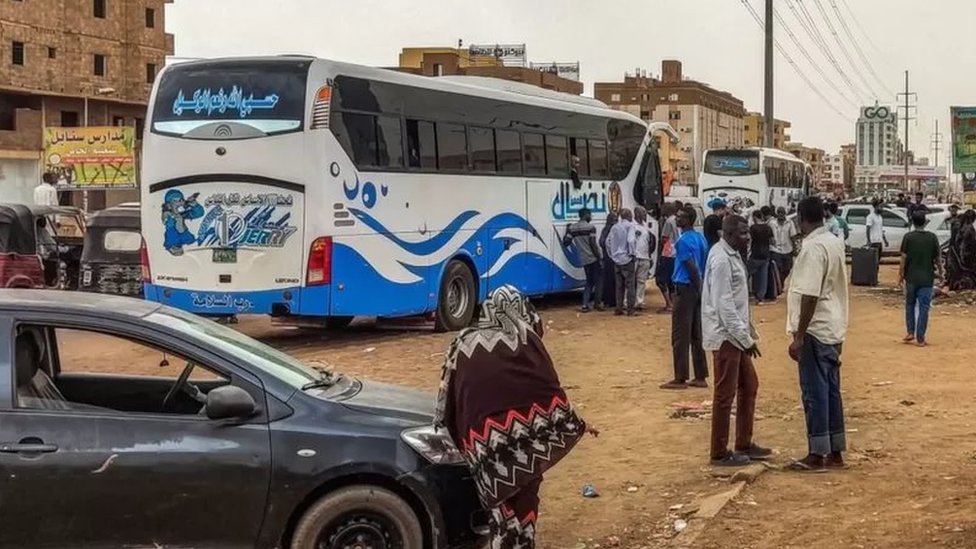 اشتباكات السودان: الدول المجاورة ليس لديها ما تقدمه للنازحين - الغارديان 1 فر آلاف السودانيين إلى دول الجوار