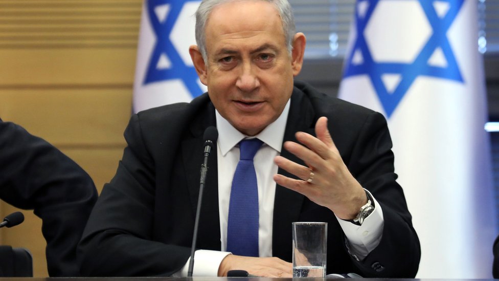 Биньямин Нетаньяху выступает на собрании своего правого блока в израильском парламенте в Иерусалиме (20 ноября 2019 г.)