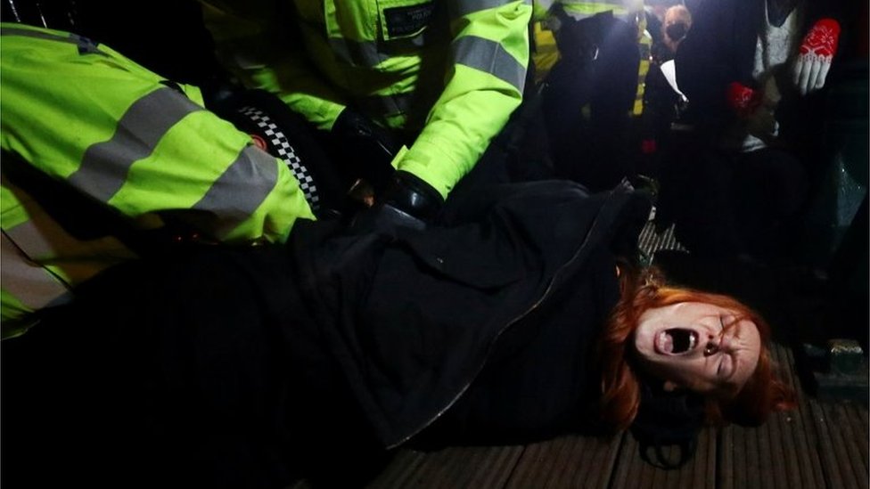 Londra'da Sarah Everard cinayetini protesto eden kadınlara polis müdahale etti