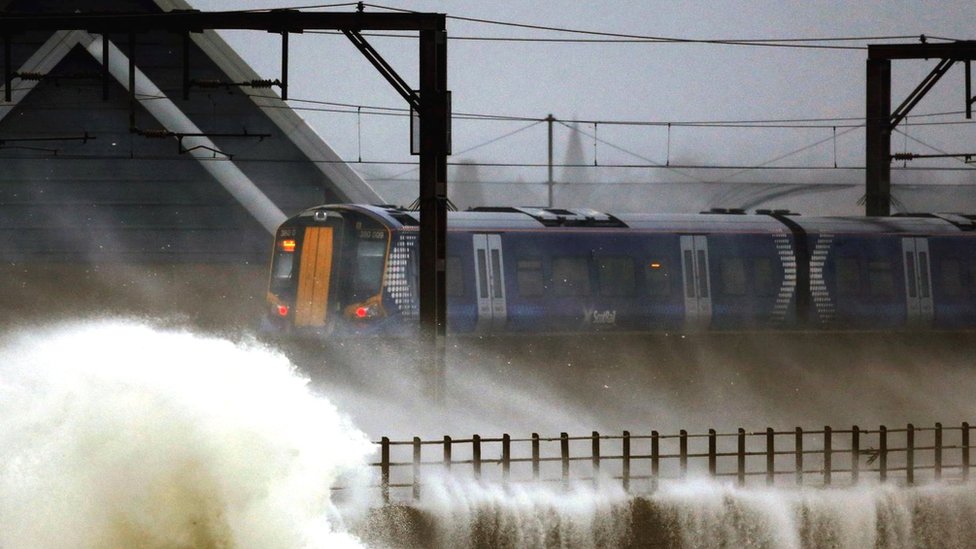 العاصفة تضرب خطوط السكك الحديدية في اسكتلندا