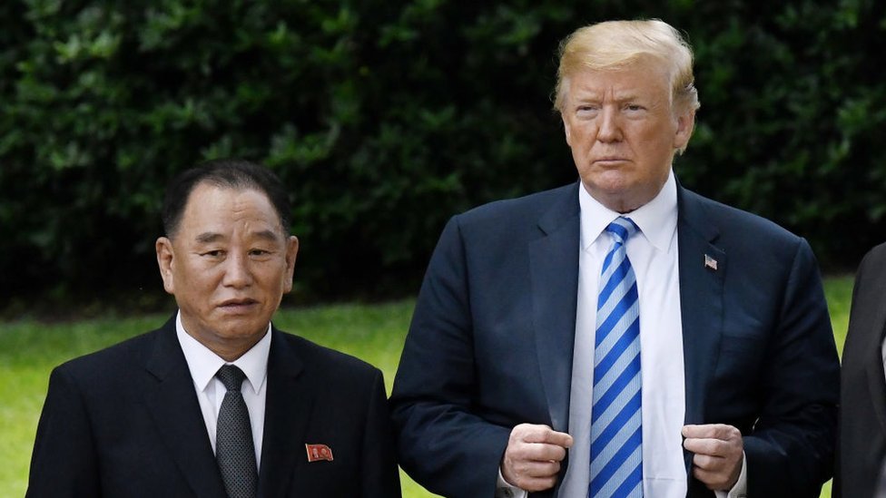 Президент США Дональд Трамп стоит с Ким Ён Чхолем, бывшим начальником военной разведки Северной Кореи и одним из ближайших помощников лидера Ким Чен Ына, на южной лужайке Белого дома 1 июня 2018 года в Вашингтоне, округ Колумбия.