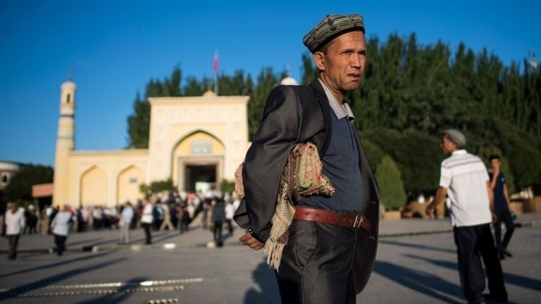 Xinjiang: US sanctions Chinese officials over 'abuse' of Muslims