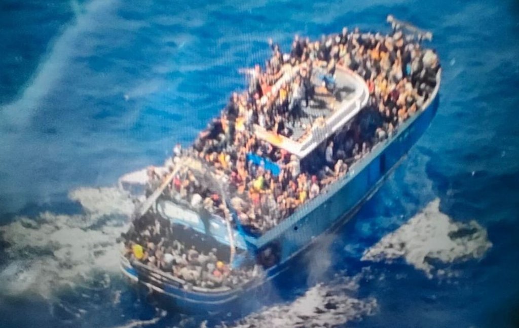 صورة للقارب قبل الغرق قبالة سواحل اليونان