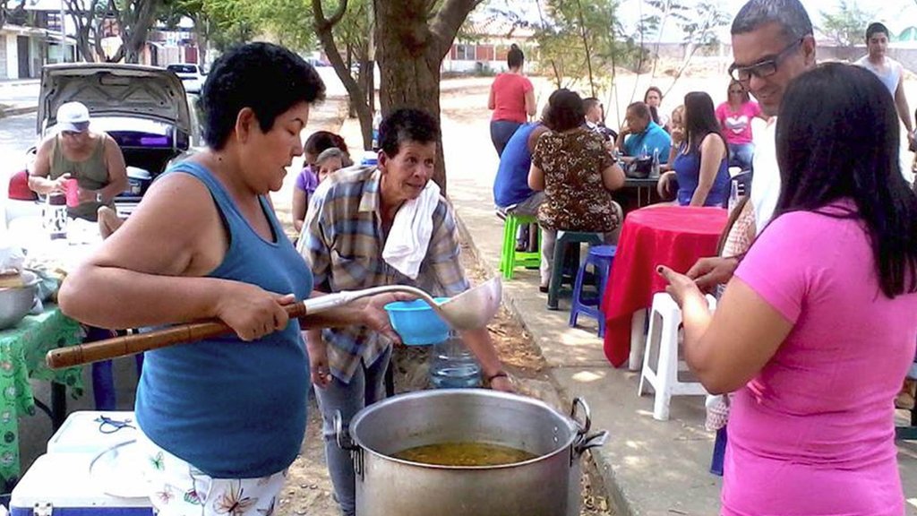 Mujer sirve sancocho Mujer sirve sancocho