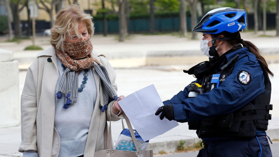 Полицейский допрашивает женщину, Париж
