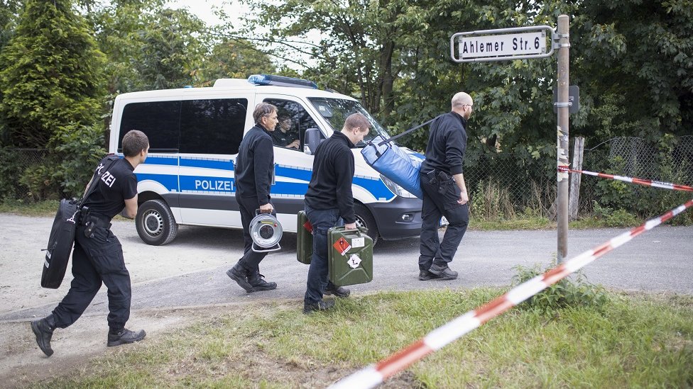 Следователи прибывают, когда офицеры обыскивают садовый участок в Ганновере, северная Германия, 29 июля 2020 года.