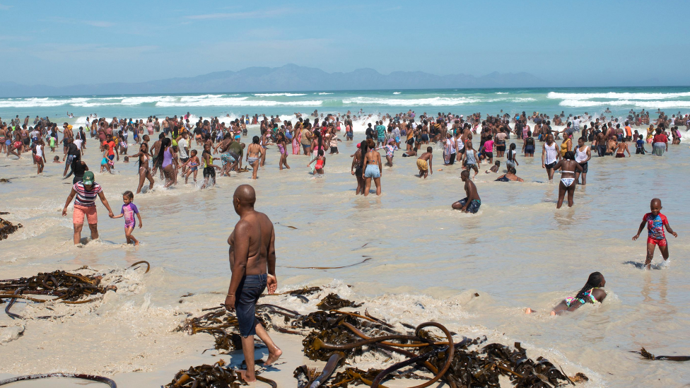 آلاف المواطنين في جنوب أفريقيا يحتشدون على شاطيء موزيمبيرغ لمواجهة الطقس الحار، غربي مقاطعة كيب