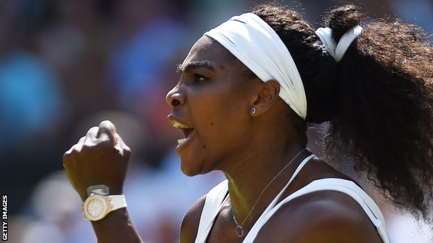 Serena Vilijams stišće pesnicu nakon što je osvojila bod u finalu Vimbldona 2015. protiv Garbine Muguruze