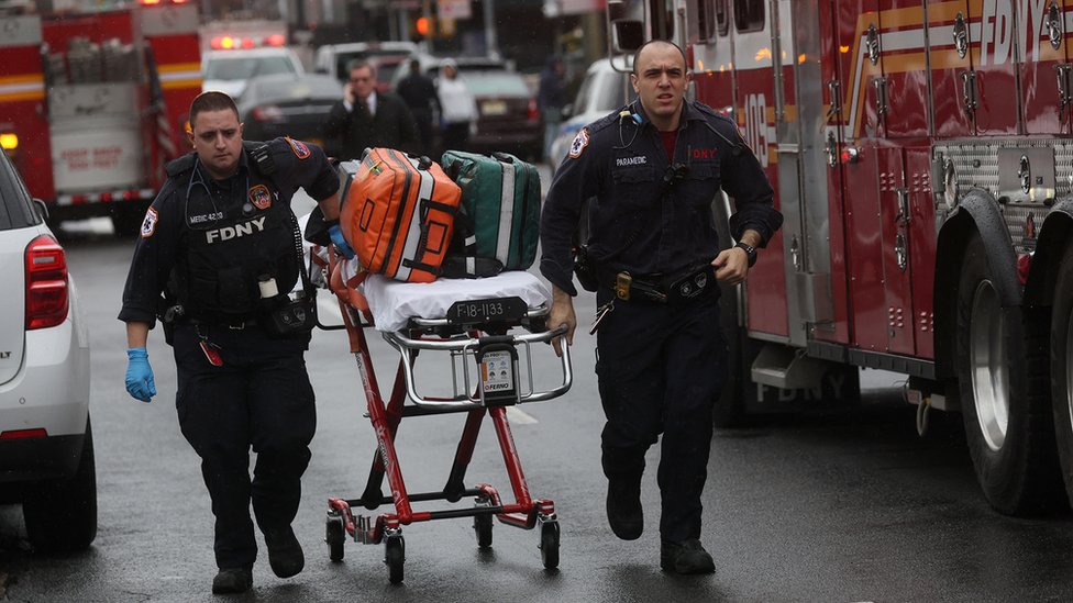 Ambulancias y socorristas en Brooklyn corren para asistir a los heridos