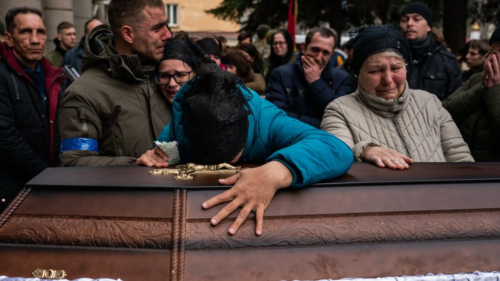 Parentes lamentam a morte de um soldado ucraniano em combate