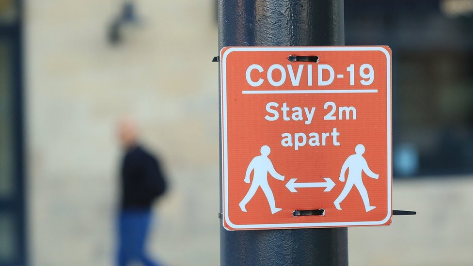 Табличка "Оставайтесь на расстоянии 2 м друг от друга" в Манчестере