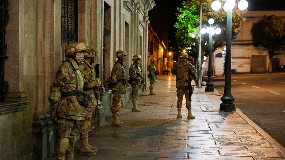 Militares frente al Palacio Presidencial en La Paz, Bolivia