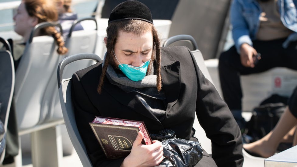 Judío ultraortodoxo con mascarilla en un ferry en Nueva York.