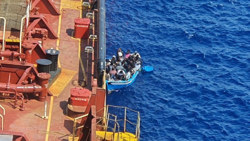 Maersk Etienne под датским флагом спасает группу мигрантов