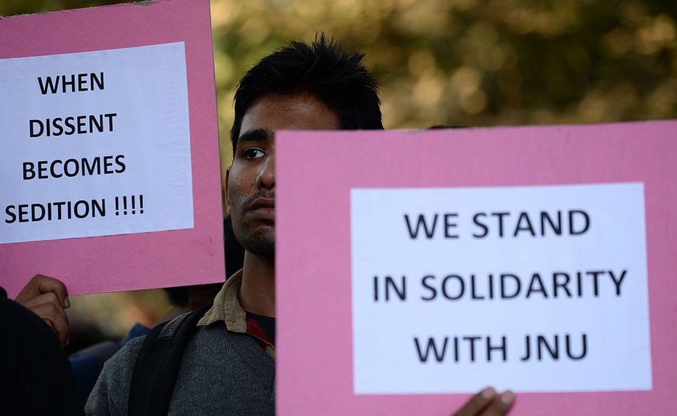 Индийские студенты держат плакаты во время акции протеста против ареста президента студенческого союза Университета Джавахарлала Неру Канхайи Кумара в Нью-Дели 14 февраля 2016 года. Индийские студенты, учителя и активисты протестуют против ареста ведущего студенческого лидера университета после того, как ему было предъявлено обвинение в подстрекательстве к мятежу, и с требованием его немедленного освобождения.