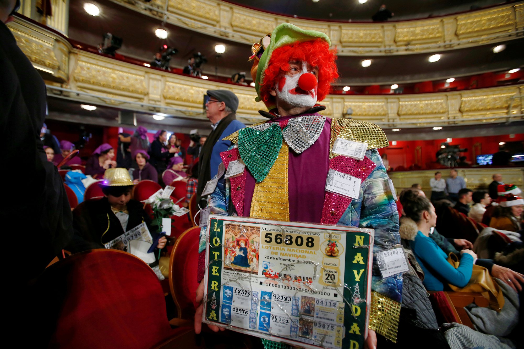 Un hombre disfrazado de payaso con fotocopias de su billete.