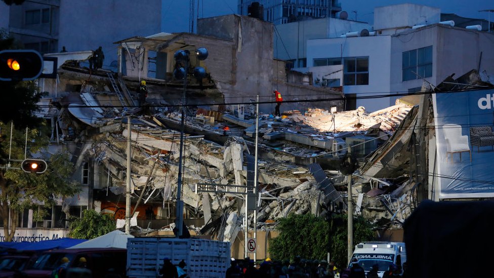 Edificio de siete pisos del número 286 de la avenida Álvaro Obregón, en Ciudad de México, se colapsó a causa del terremoto de México. Edificio de la avenida Álvaro Obregón 286 de Ciudad de México destruido por el terremoto de magnitud 7,1 del martes.