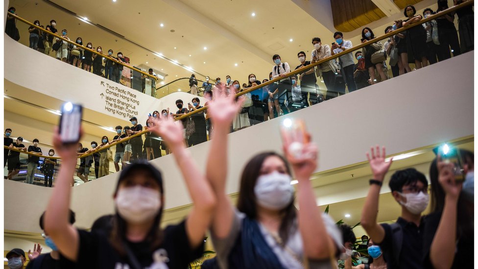 受疫情影響，香港示威轉淡，但過去數周仍然有零星在商場或街頭的示威。