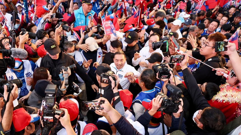 1月7日，國民黨總統候選人侯友宜在高雄市被支持者簇擁著