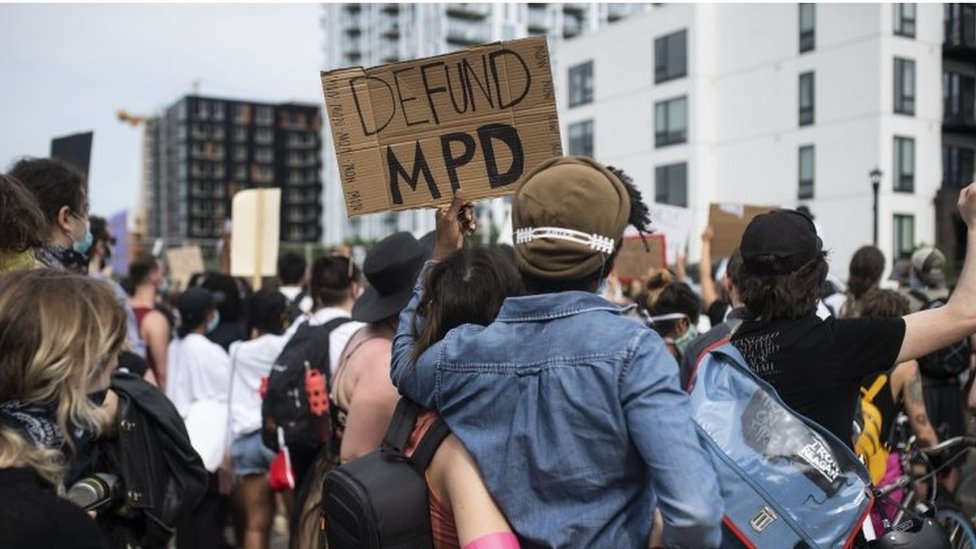 "Desmantelemos la Policía", se ha convertido en un de los reclamos más escuchados en las protestas en EE.UU.