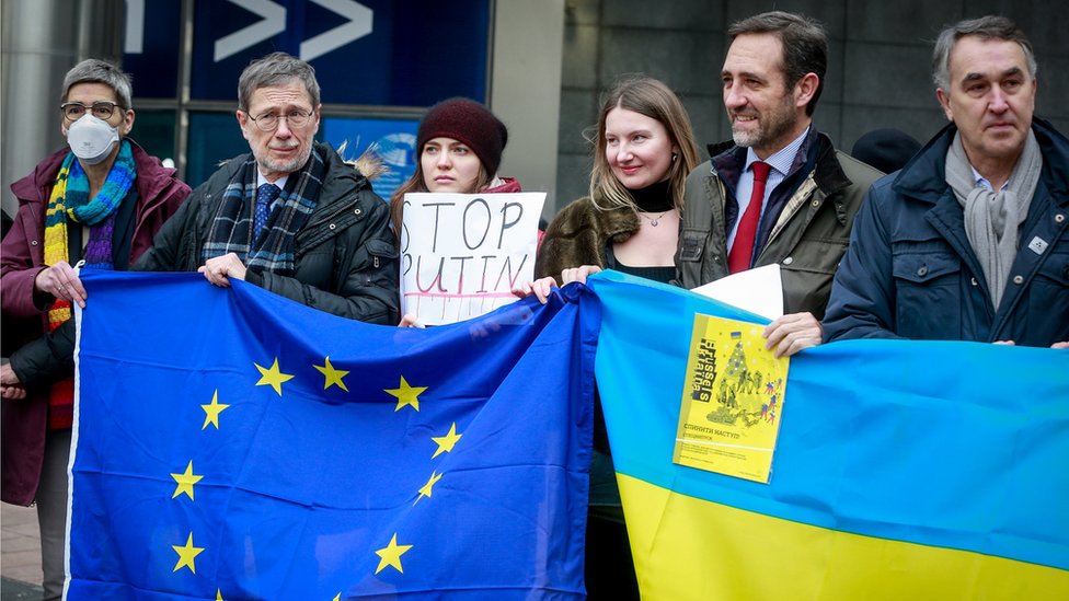 أوروبيون يتطاهرون دعما لأوكرانيا.