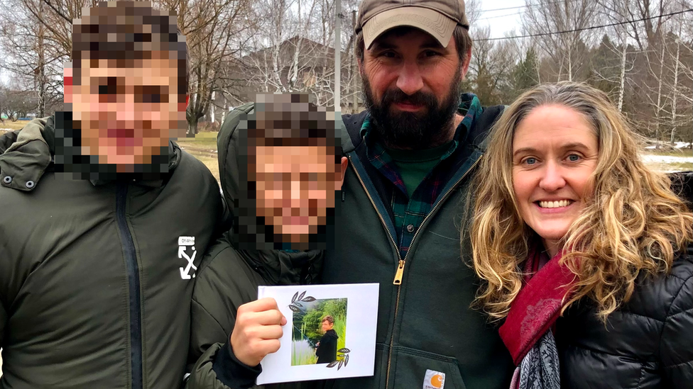 Tracy Blake-Bell, su esposo Nat y sus dos hijos adoptivos