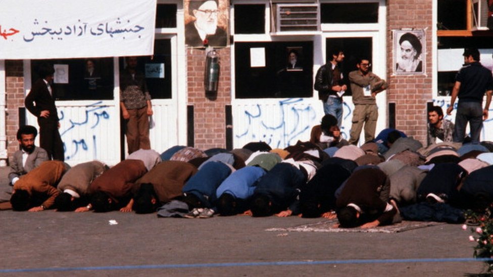 ABD karşıtı İranlılar Büyükelçiliğin önünde namaz kılıyorlar