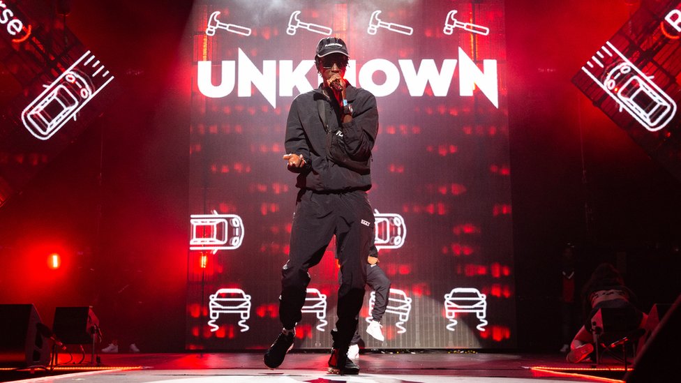Неизвестный T выступает во время Spotify Presents в Alexandra Palace в Лондоне,