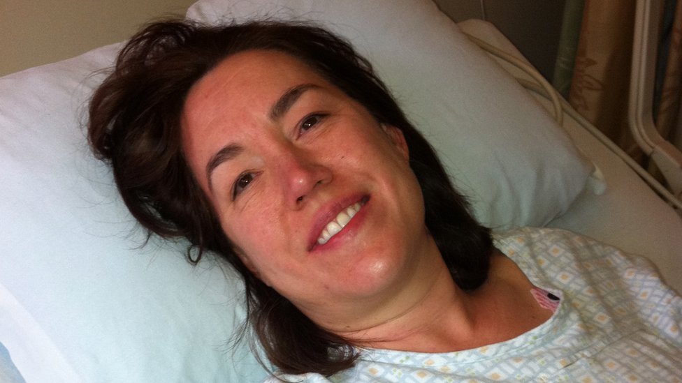 Sara McDonald en el hospital antes de una operación