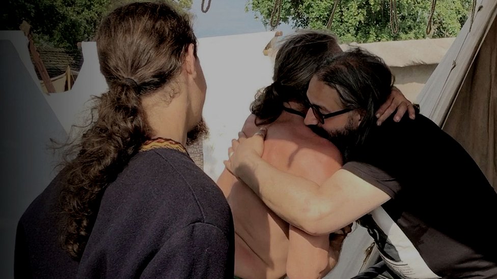 Con los vikingos, Qanun Bhatti se siente amado. Qanun Bhatti y otros vikingos