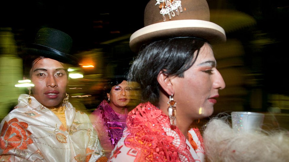 Transexuales vestidos con trajes típicos bolivianos