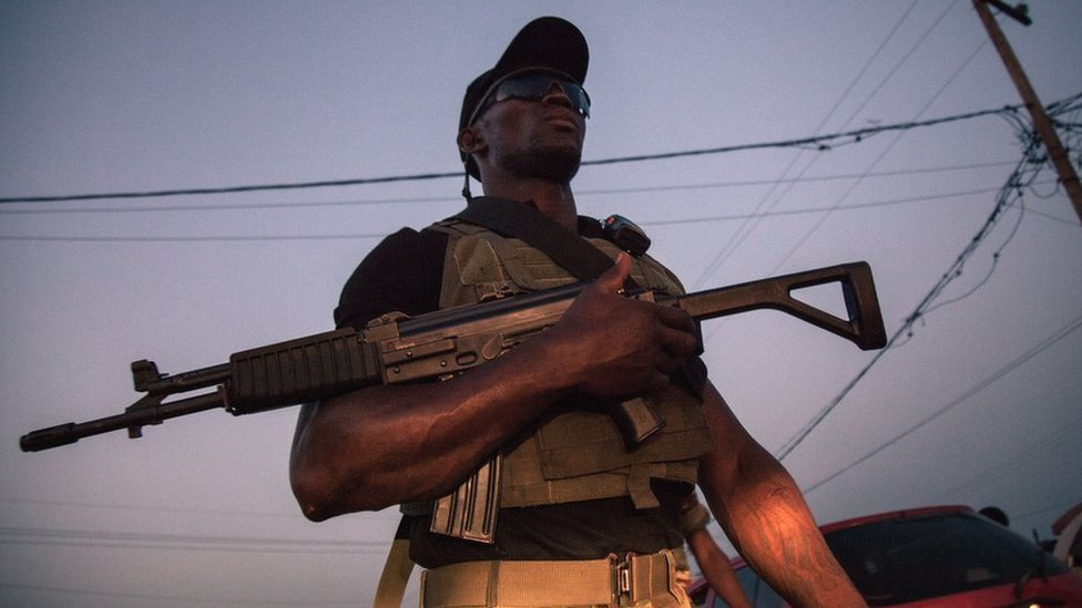 Бойцы 21-й мотострелковой бригады патрулируют улицу Буэа, юго-западный регион Камеруна, 26 апреля 2018 года.