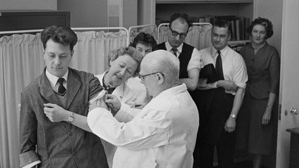 Прививки в Лондоне во время вспышки болезни в 1959 году