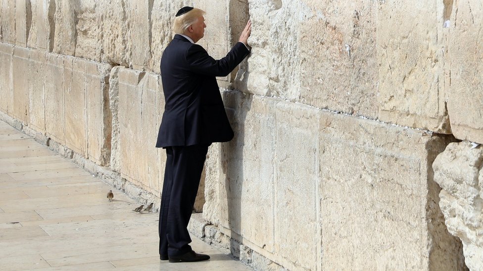 Дональд Трамп кладет руку на Стену Плача в Иерусалиме 22 мая 2017 г.