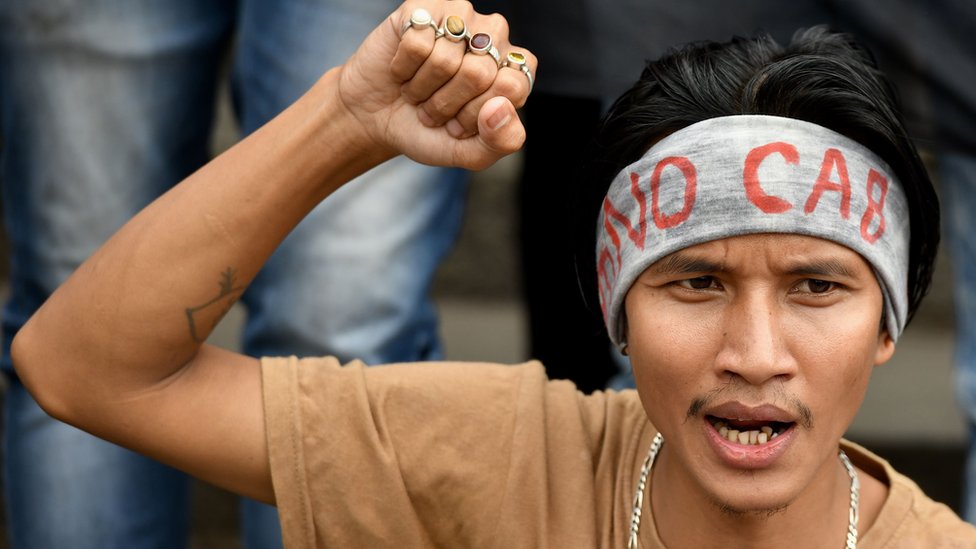 Протестующий в Бангалоре носит повязку с надписью «NO CAB»