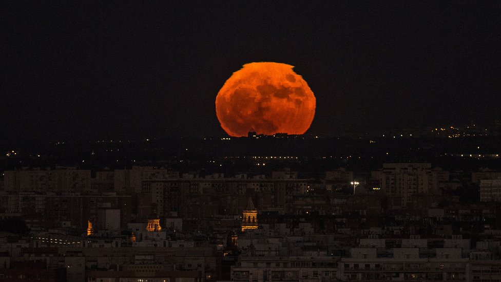 Cuando la Luna se encuentra cerca de la línea del horizonte puede aparecer con un color rojizo. Luna llena rojiza en España.