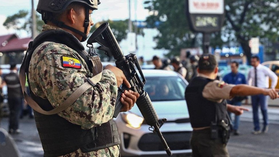 Un militar sostiene un rifle en Guayaquil tras el estado de excepción declarado por el presidente Lasso.