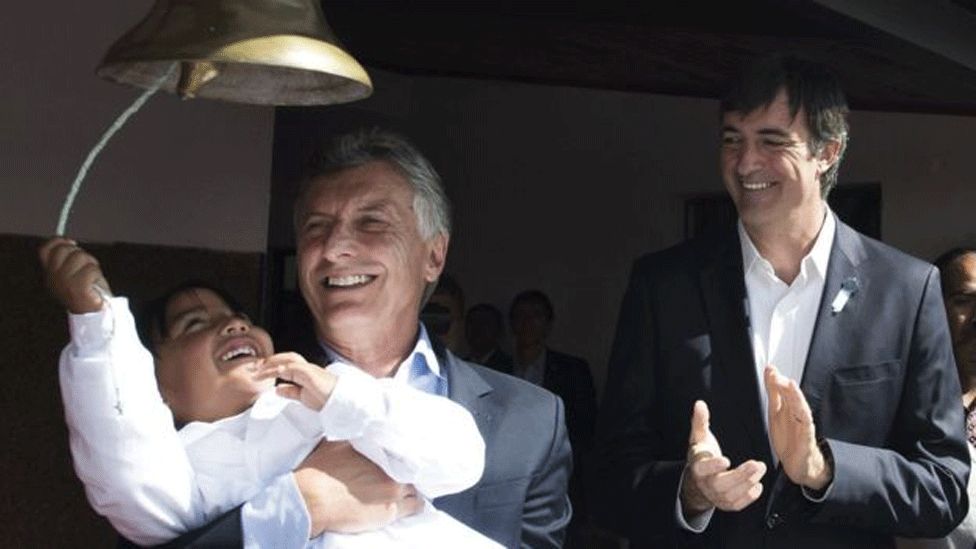 El presidente Mauricio Macri (aquí con un alumno y el ministro de Educación, Esteban Bullrich) pidió una ley a nivel nacional para proteger a los docentes. El presidente Mauricio Macri (aquí con un alumno y el ministro de Educación, Esteban Bullrich) pidió una ley a nivel nacional para proteger a los docentes.