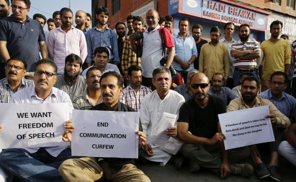 Кашмирские СМИ держат плакаты во время сидячей акции протеста у Press Enclave в летней столице Индии Кашмир Сринагар, 16 июля 2016 года.