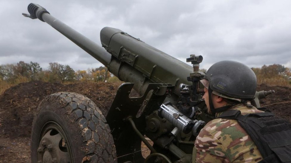Membro da Guarda Nacional Ucraniana prepara um obus D-30 para abrir fogo contra as tropas russas na região de Kharkiv