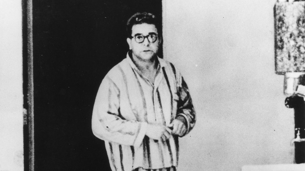 Durante la Guerra Civil española, África de las Heras conoció a Ramón Mercader, quien pocos años después sería condenado en México por el asesinato de León Trotsky. Ramón Mercader.