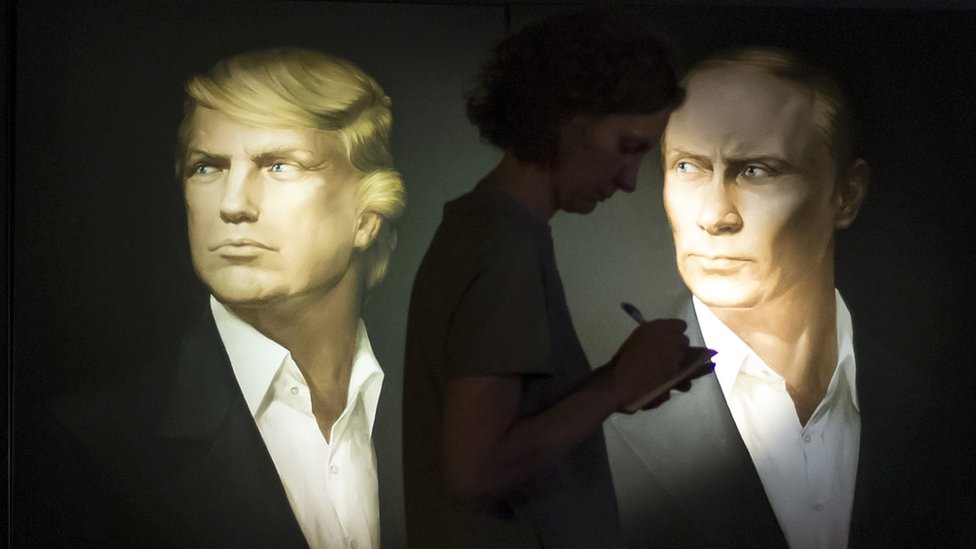 Портреты Дональда Трампа и Владимира Путина в московском пабе