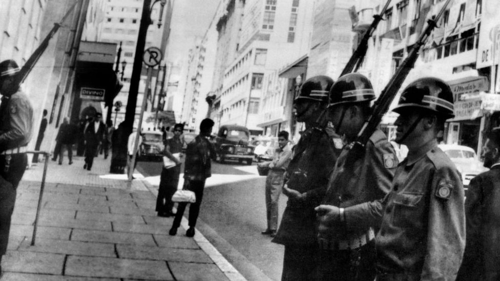 Los militares toman el poder en Brasil en 1964.