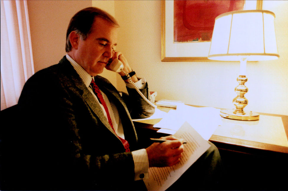 John E. Douglas hablando por teléfono en 1996
