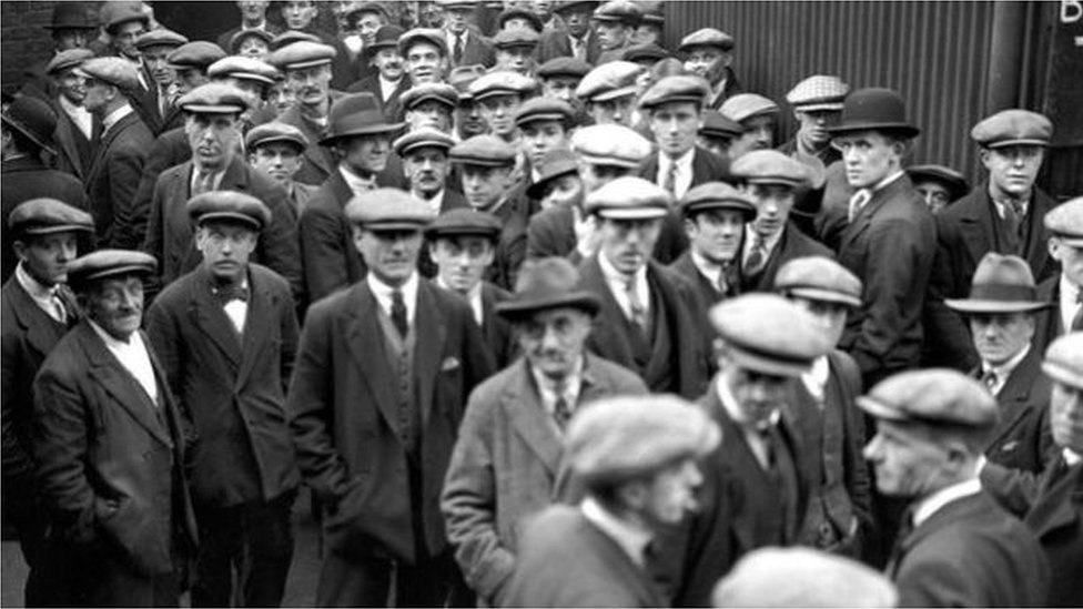 طوابير العاطلين عن العمل خلال الكساد الكبير في ثلاثينيات القرن الماضي